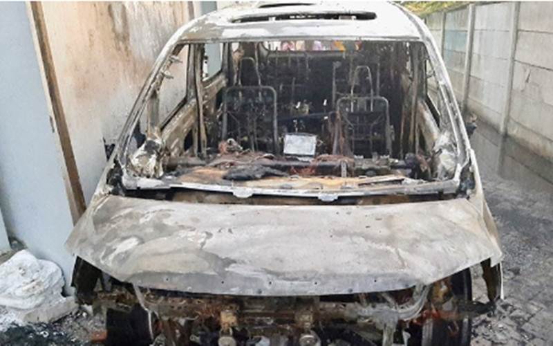 Mobil Alphard milik penyanyi dangdut Via Vallen yang terbakar di gang samping rumahnya di kawasan Tanggulangin, Kabupaten Sidoarjo, Jawa Timur, Selasa (30/06/2020)./ANTARA-Polda Jatim