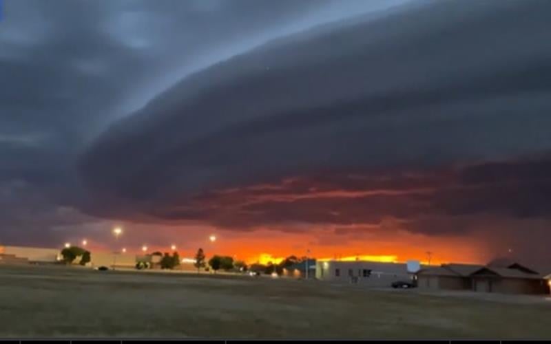  Aneh, Awan Seperti UFO Menggantung di Kota New Mexico