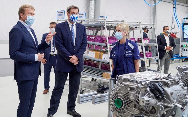 Oliver Zipse, Ketua Dewan Manajemen BMW AG, dan Markus Sder, Menteri Bavaria, pada pembukaan resmi Pusat Kompetensi untuk Produksi E-Drive di Dingolfing, Kamis (2/7/2020). /BMW