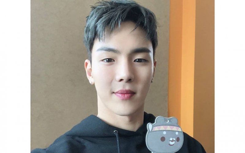  Shownu MONSTA X Lakukan Operasi Mata Darurat