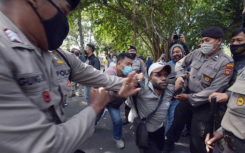  Polisi Bubarkan Demo Aliansi Mahasiswa Papua di Bali