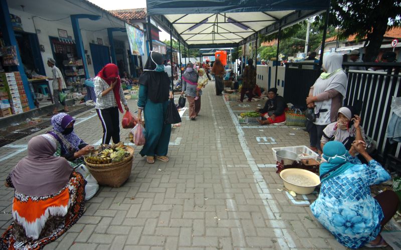 Ilustrasi: Sejumlah pedagang menunggu pembeli di Pasar Bandung Kimpling, Tegal, Jawa Tengah, Sabtu (2/5/2020)./ANTARA