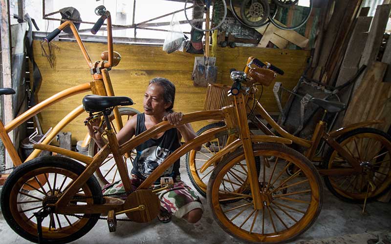  Perajin di Jawa Tengah Menyulap Limbah Kayu Menjadi Sebuah Sepeda