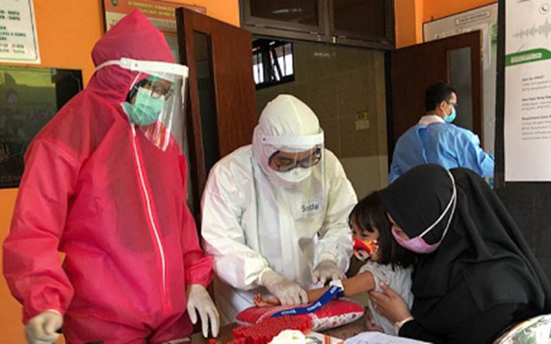Ilustrasi-Petugas kesehatan melakukan pemeriksaan menggunakan alat tes diagnostik cepat untuk mendeteksi penularan Covid-19 pada seorang anak di Puskesmas Danurejan, Yogyakarta, Rabu (17/6/2020)./Antara-Eka AR