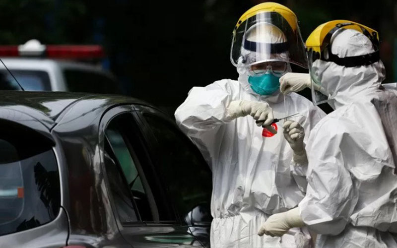 Petugas medis mengambil sampel spesimen saat swab test virus corona Covid-19 secara drive thru di halaman Laboratorium Kesehataan Daerah (Labkesdan) Kota Tangerang, Banten, Senin (6/4/2020)./Antara/Fauzan