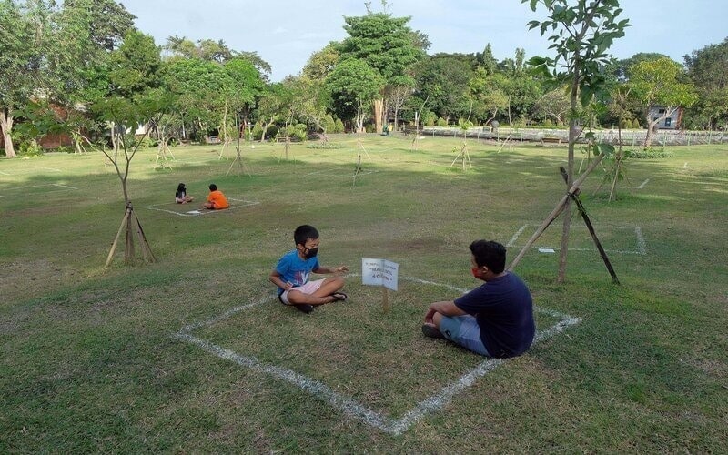 Sejumlah warga bersantai di kotak tempat berjemur yang disiapkan masing-masing maksimal untuk empat orang menjelang penerapan tahap pertama normal baru di Taman Kota Denpasar, Bali, Senin (6/7/2020). Pemerintah Kota Denpasar berencana membuka ruang publik, obyek wisata dan tempat hiburan secara bertahap dengan menerapkan peraturan khusus sesuai protokol kesehatan Covid-19 yang dimulai pada 9 Juli 2020./Antara-Nyoman Hendra Wibowo