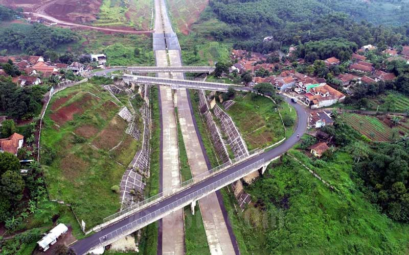 Foto udara Jalan Tol Cileunyi-Sumedang-Dawuan (Cisumdawu) seksi dua di kawasan Ranca Kalong, Kabupaten Sumedang, Jawa Barat, Selasa (17/3). Kementerian Pekerjaan Umum & Perumahan Rakyat (PUPR) menargetkan pembangunan jalan tol Cisumdawu bisa rampung pada akhir 2020. Jalan tol sepanjang 61,5 kilometer ini merupakan akses baru dari Bandung menuju Bandara Internasional Jawa Barat, Majalengka. Bisnis/Rachman