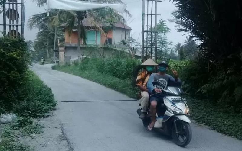 Desa Ngargomulyo Kecamatan Dukun Kabupaten Magelang (Jawa Tengah) terjadi hujan abu setelah erupsi Gunung Merapi, Sabtu 20 Juni 2020./Antara