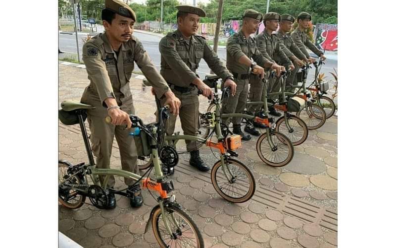 Viral Satpol PP Makassar Bertugas Pakai Sepeda Brompton Seharga Rp100 Juta