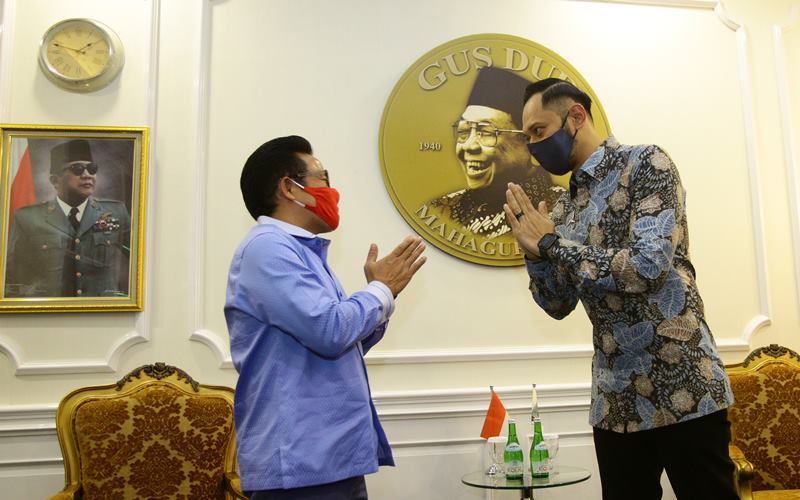 Ketua Umum Partai Kebangkitan Bangsa (PKB) Muhaimin iskandar (kiri) menyambut kedatangan Ketua Umum Partai Demokrat Agus Harimurti Yudhoyono (kanan) yang berkunjung ke kantor DPP PKB, Jakarta, Rabu (8/7/2020). Kunjungan tersebut dalam rangka silaturahmi serta membahas kemungkinan koalisi di beberapa daerah dalam pilkada 2020 dan juga membahas soal kerja sama antar Partai. ANTARA FOTO/Reno Esnir