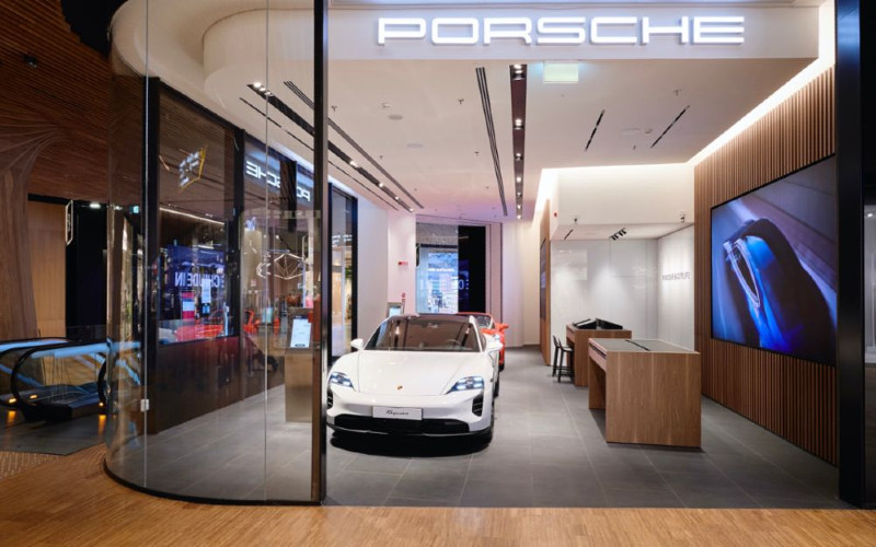  Porsche @CityLife, Toko Inspiratif di Jantung Kota Milan