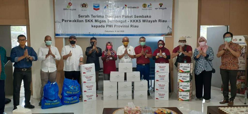  SKK Migas - KKKS Serahkan Paket Sembako ke PWI Riau