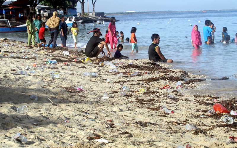  Pantai di Makassar Dipenuhi Sampah Plastik