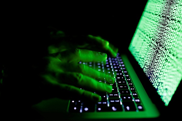 Ilustrasi pengguna sedang mengetik kode siber./Reuters-Kacper Pempel
