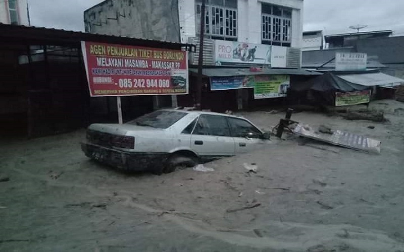  Banjir Bandang Luwu Utara Sulsel, Akses Jalan Antar Kabupaten Tertutup Lumpur