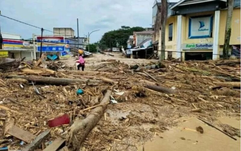  Banjir Bah Masamba Mengakibatkan Dua Orang Hanyut