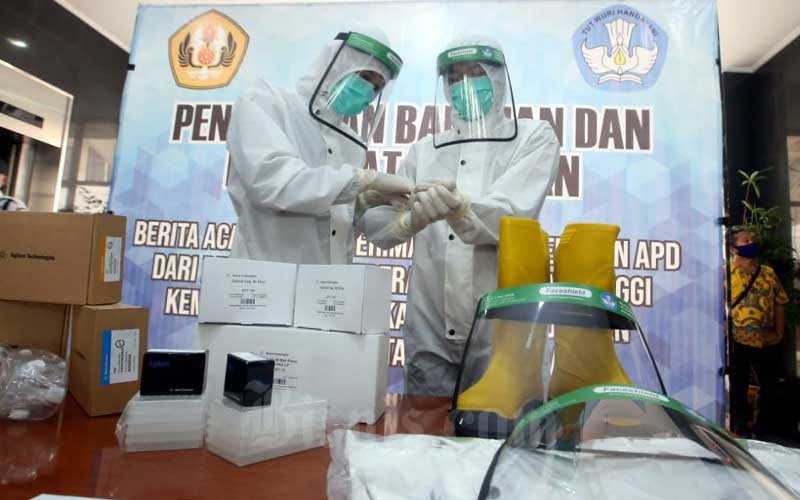  Kemendikbud Serahkan Bantuan Alat Pengujian Sampel Covid-19 Ke Unpad