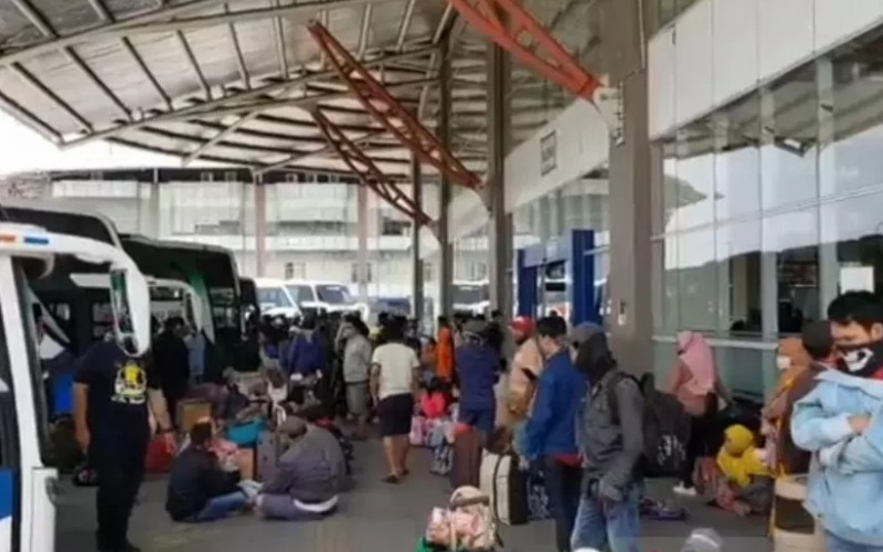 Ilustrasi: Penumpang bus berkerumun di area pemberangkatan bus Terminal Terpadu Pulogebang, Jakarta Timur, sehari menjelang Ramadan 1441 Hijriyah, Kamis (23/4/2020). - ANTARA