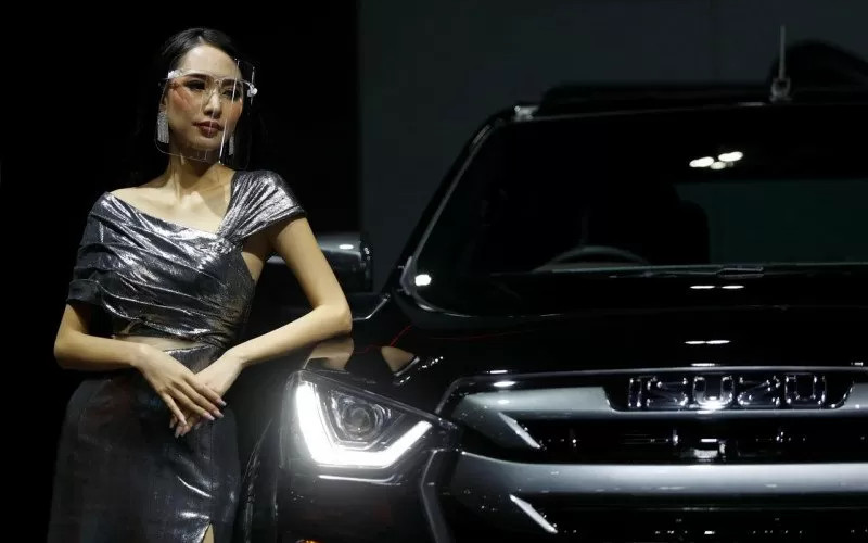 Model menggunakan face shield pada ajang Bangkok International Motor Show (BIMS) 2020 /Antara-Reuters