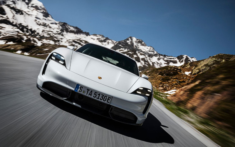  Ilmuwan Sebut Porsche Taycan Mobil Paling Inovatif
