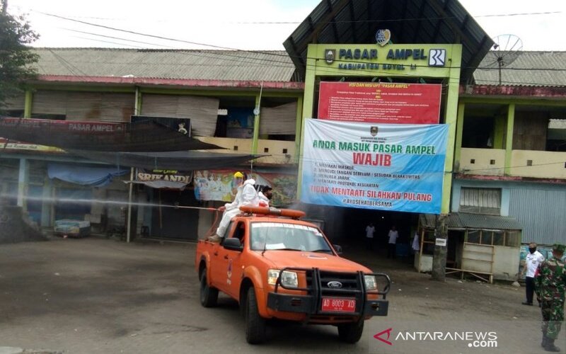  Pasar Ampel Boyolali Ditutup Tiga Hari, Petugas Semprotkan Disinfektan