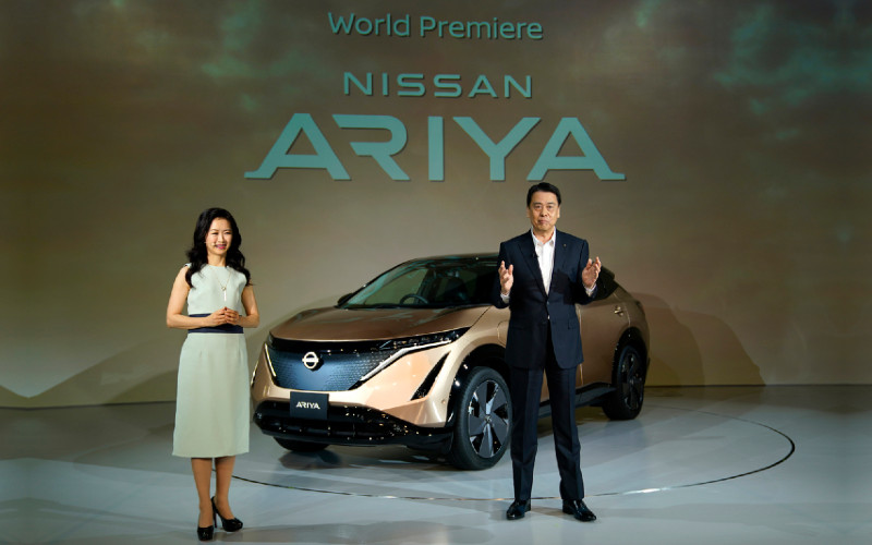 CEO Nissan Makoto Uchida (kanan) dalam peluncuran SUV Crossover Ariya 100% Listrik. /Nisssan