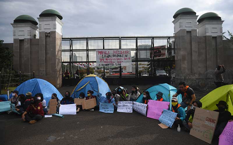  Mapala Bawa Tenda Saat Aksi Menolak Omnibus Law di Depan DPR