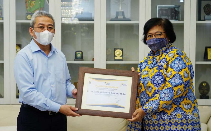  HUT Pajak ke-75, Menteri LHK Terima Penghargaan