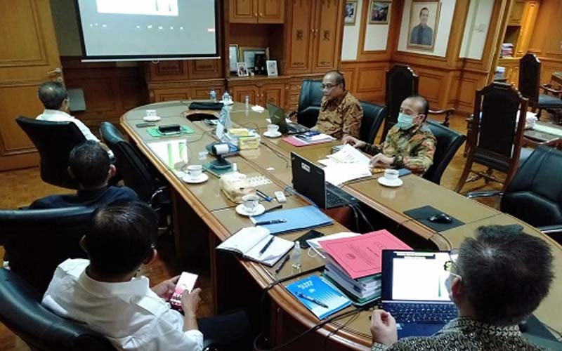 Sekretaris Jenderal KLHK sekaligus Plt Direktur Jenderal PHPL Bambang Hendroyono didampingi Ketua Umum Asosiasi Pengusaha Hutan Indonesia (APHI) Indroyono Soesilo memberikan penjelasan pada media briefing secara virtual, Rabu (15/7/2020)./Istimewa