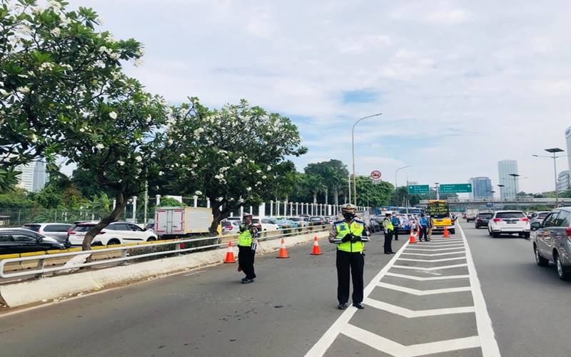  Demo RUU Omnibus Law Cipta Kerja dan HIP di Depan Gedung DPR, Exit  Tol MPR/DPR Dialihkan