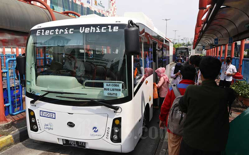  Demo Tolak RUU Cipta Kerja di DPR, Transjakarta Setop dan Alihkan Rute