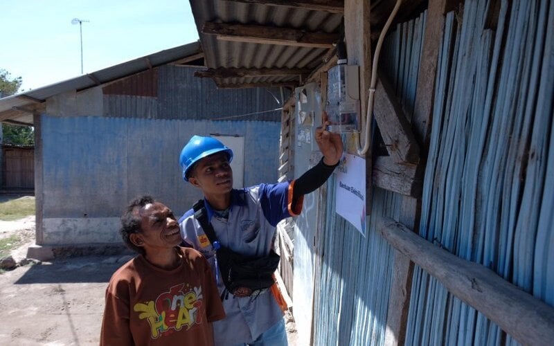  4.143 Kepala Keluarga di NTT Menerima Penyambungan Listrik Gratis