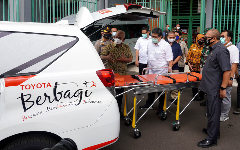  Toyota Donasikan 1 Kijang Innova Ambulans ke Pemkot Bekasi