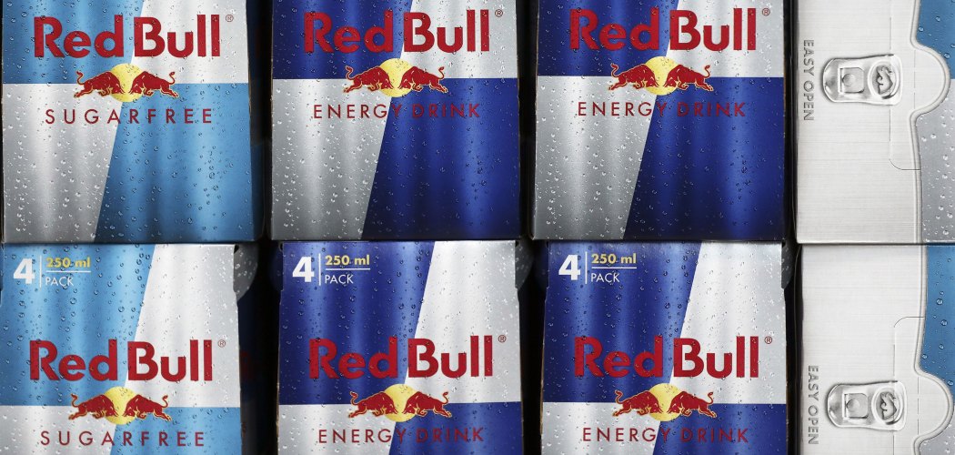 Deretan karton minuman berenergi Red Bull dipajang di sebuah supermarket di Redhill, Inggris, Selasa (27/3/2018)./Bloomberg-Simon Dawson