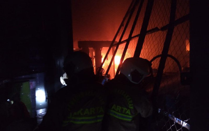 Petugas pemadam kebakaran menjinakkan api pada kebakaran pabrik cat di Jalan Kamal Raya 8 RT04/020 Tegal Alur, Kalideres Jakarta Barat, Kamis malam 16 Juli 2020)./Antara-dokumentasi Damkar Jakarta Barat
