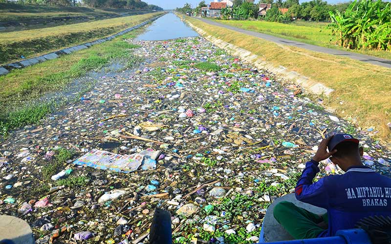  Saluran Irigasi di Demak Jawa Tengah Dipenuhi Sampah Plastik