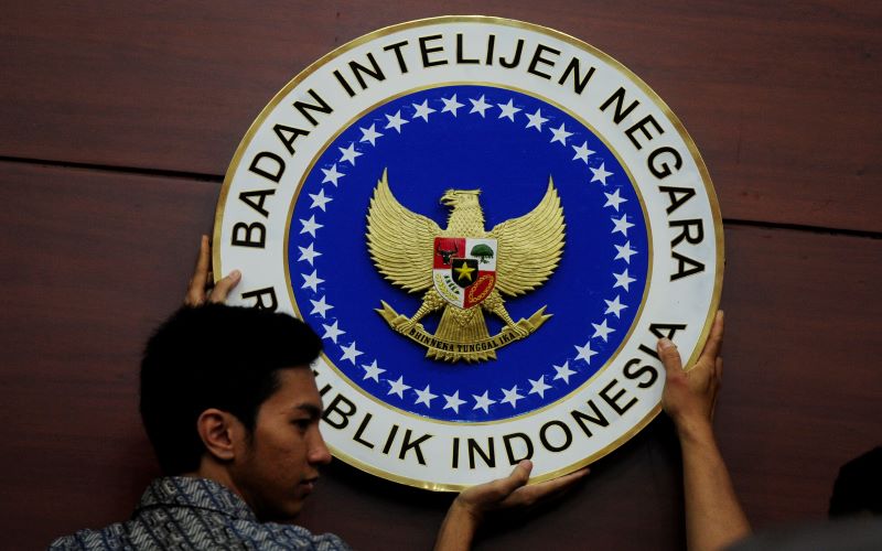 Petugas memasang logo Badan Intelijen Negara (BIN) di Kantor BIN Jakarta./Antara-Wahyu Putro
