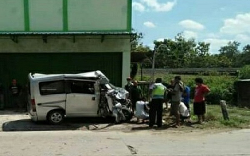  Bus Ngotot Salip Truk, Adu Banteng dengan Gran Max di Jl Solo-Grobogan