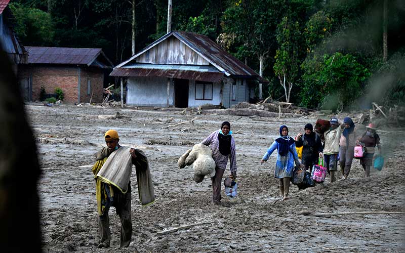  Korban Banjir Bandang Mulai Mencari Barang Berharga Yang Masih Bisa Diselamatkan
