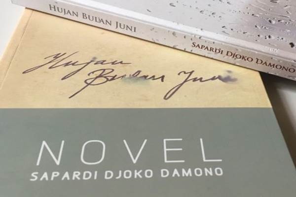 Novel dan buku puisi Hujan Bulan Juni karya Sapardi Djoko Damono./Antara