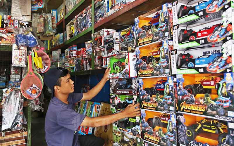 Pedagang menyusun mainan di Pasar Gembrong, Jakarta, Senin (24/2/2020). Bisnis/Eusebio Chrysnamurti