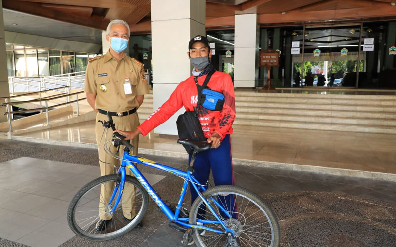  Buktikan Ayahnya Mirip Ganjar Pranowo, Pelajar Purwokerto ini Gowes Sepeda ke Semarang