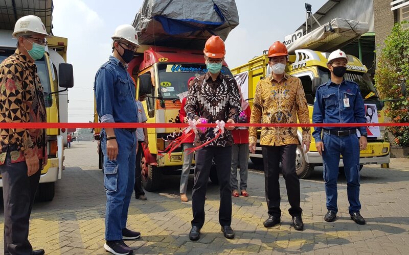 Presiden Direktur Sunrise Steel, Henry Setiawan (tengah) saat prosesi pelepasan pengiriman perdana baja ringan Krakatau Steel sebanyak 20 ton di Pabrik Kepuh Kencana Arum, Mojokerto, Senin (20/7/2020)./Bisnis-Peni Widarti