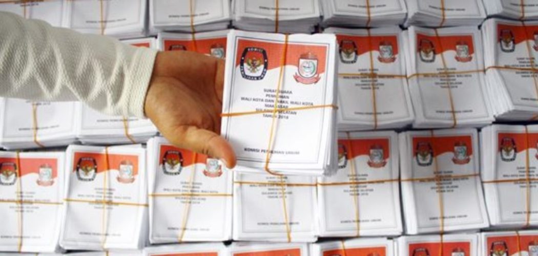 Tenaga relawan menunjukkan surat suara pilkada Wali Kota dan Wakil Wali Kota Makassar yang telah disortir, di kantor KPU Makassar, Sulawesi Selatan, Rabu (13/6)/Antara
