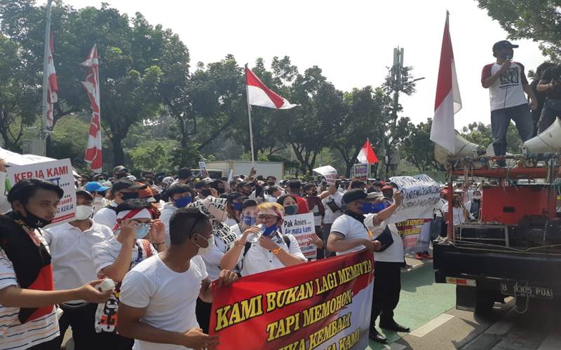 Seribu Karyawan sekaligus pengusaha tempat hiburan menggelar aksi demonstrasi di depan Balai Kota DKI Jakarta pada Selasa (21/7/2020) pagi. JIBI/Bisnis-Nyoman Ari Wahyudi