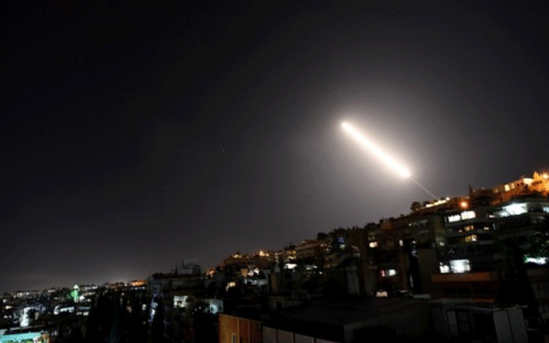 Slide foto tembakan rudal Suriah saat mengejar rudal-rudal yang ditembakkan jet tempur Israel di wilayah udara Damaskus. /Xinua-Ammar Safarjalani 