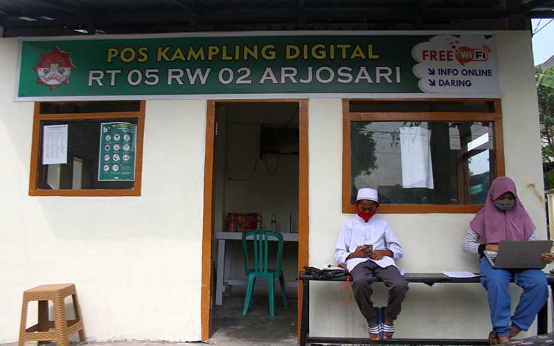  Pos Kamling Digital di Malang Dijadikan Tempat Belajar Siswa Karena Ada Wifi Gratis