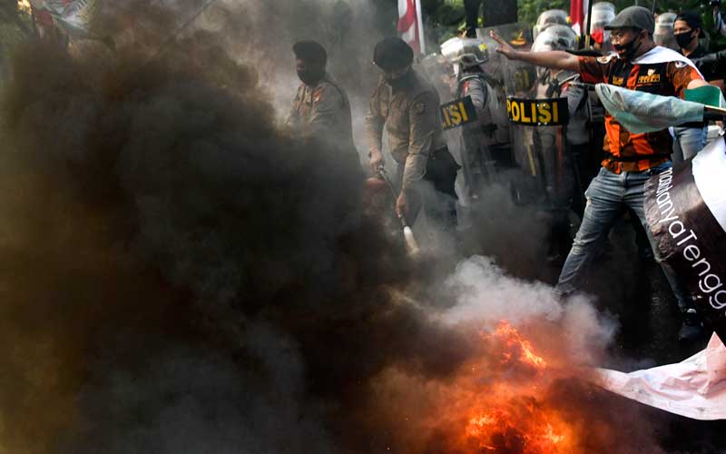  Demo Menolak Reklamasi Jakarta di Balaikota Diwarnai Aksi Bakar Ban