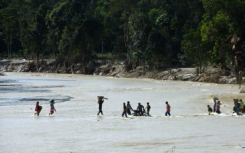  Pengungsi Banjir Bandang Luwu Utara Terpaksa Sebrangi Sungai Untuk Mengambil Bantuan