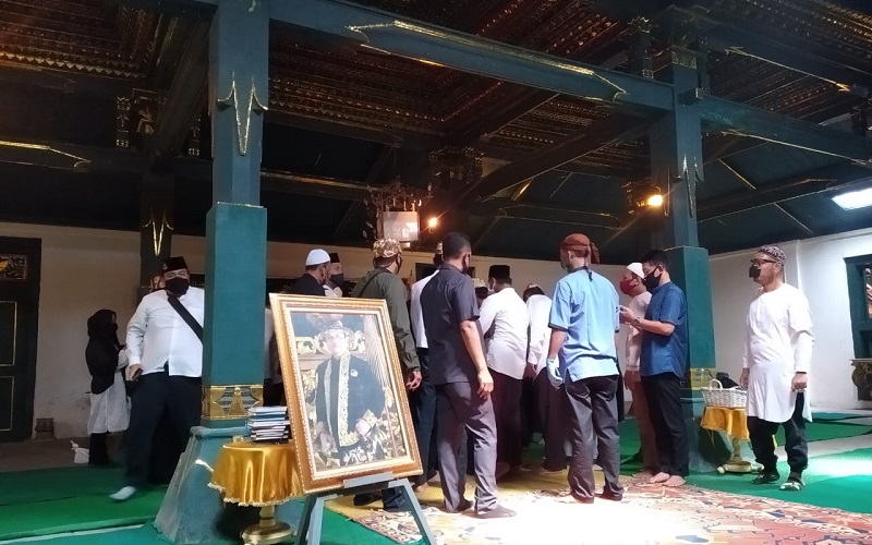  Sultan Sepuh XIV PRA Arief Natadiningra‎t Dimakamkan dengan Prosesi Agung Pemakaman